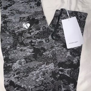 WOMENS BEST CAMO SEAMLESS BLACK LEGGINGS SZ MEDIUM